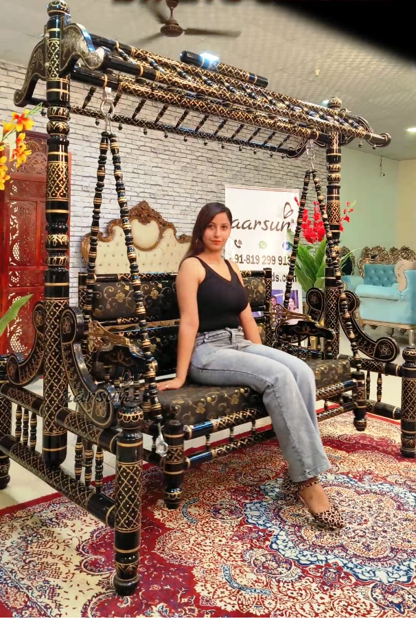 रॉयल ब्लैक एंड गोल्ड वुडेन संखेडा झूला दृश्य 3