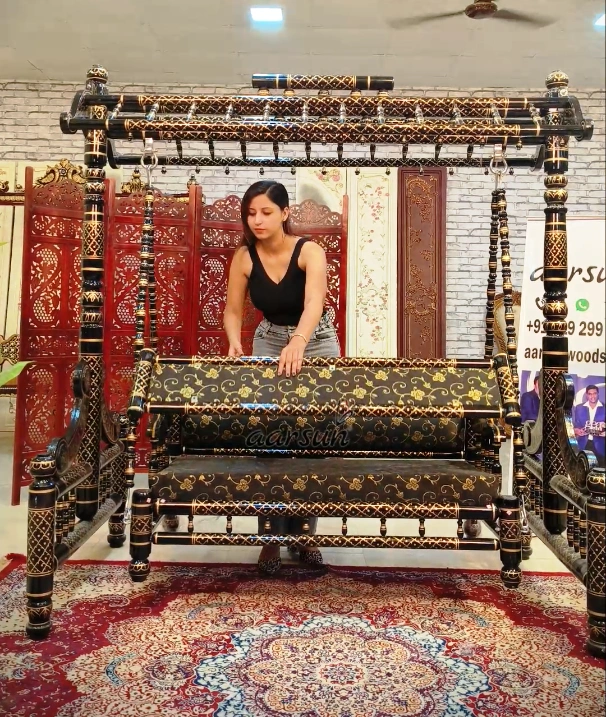 रॉयल ब्लैक एंड गोल्ड वुडेन संखेडा झूला दृश्य 4