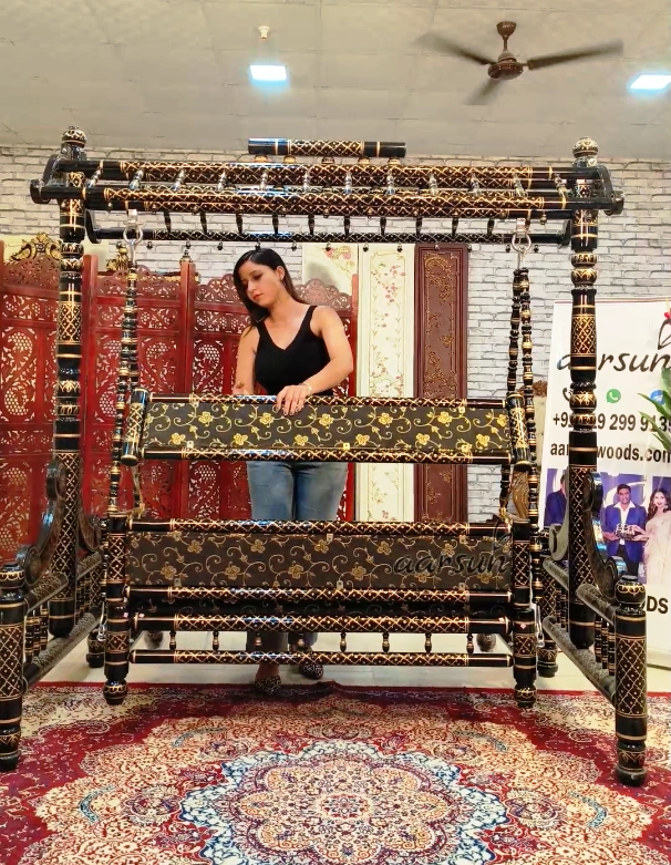 रॉयल ब्लैक एंड गोल्ड वुडेन संखेडा झूला दृश्य 5